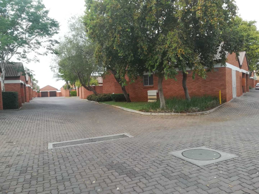 To Let 3 Bedroom Property for Rent in Monavoni Gauteng