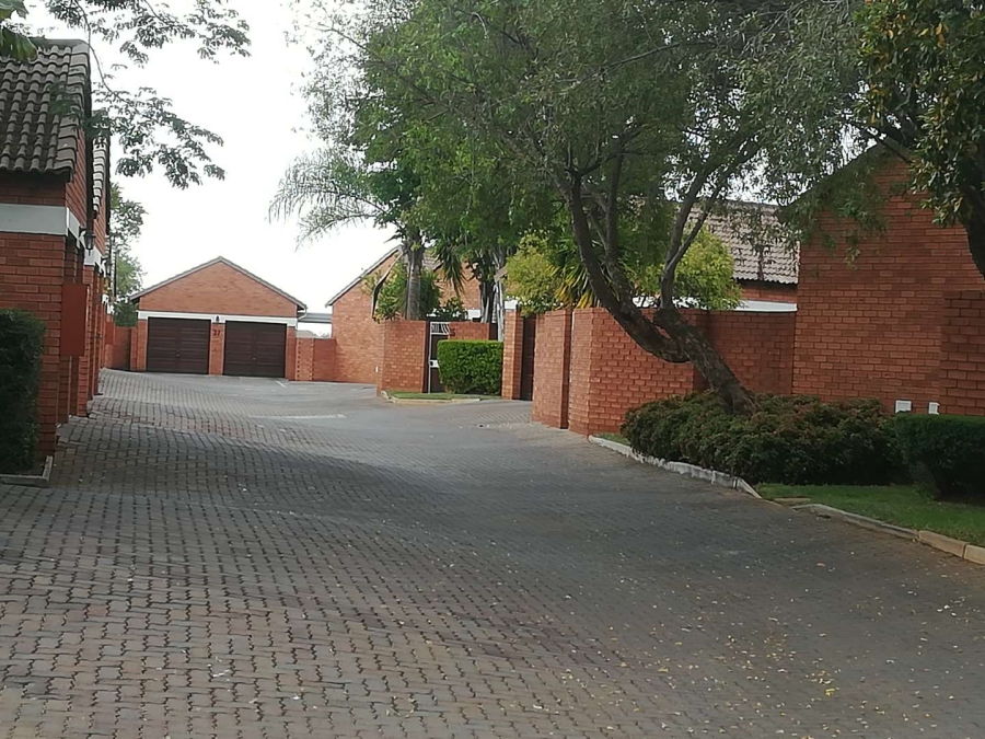 To Let 3 Bedroom Property for Rent in Monavoni Gauteng