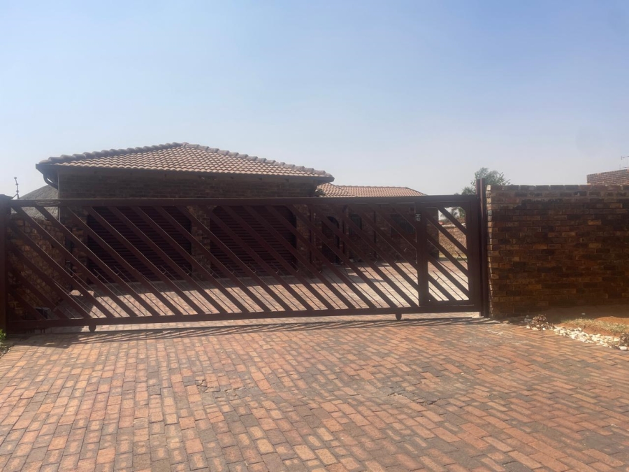 To Let 3 Bedroom Property for Rent in Klippoortje Gauteng