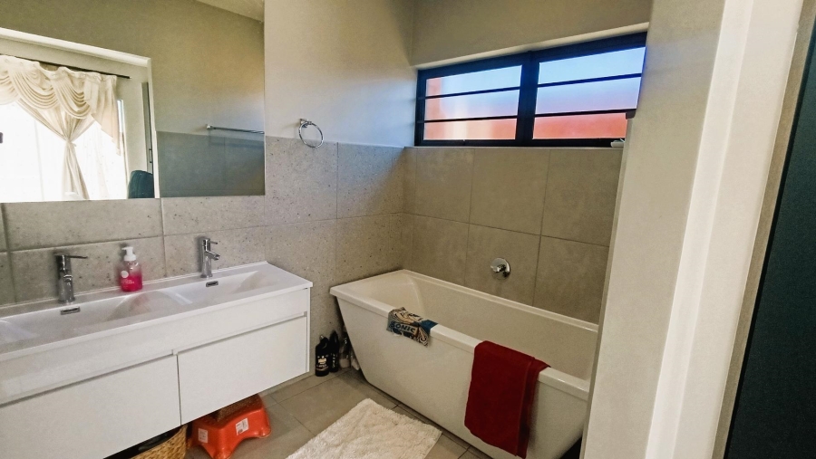 4 Bedroom Property for Sale in Amberfield Gauteng