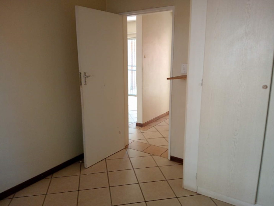 To Let 2 Bedroom Property for Rent in Die Hoewes Gauteng