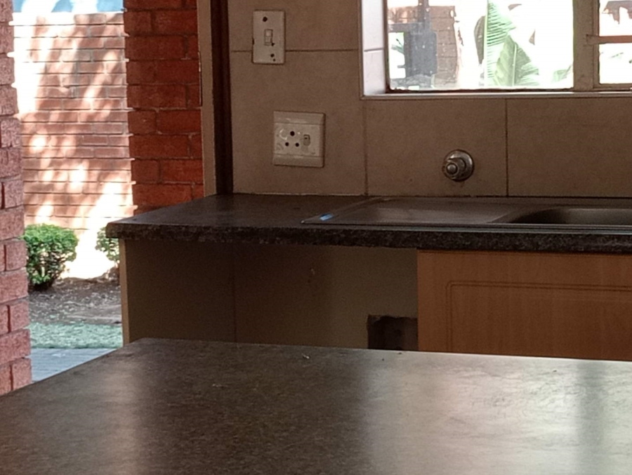 To Let 2 Bedroom Property for Rent in Die Hoewes Gauteng