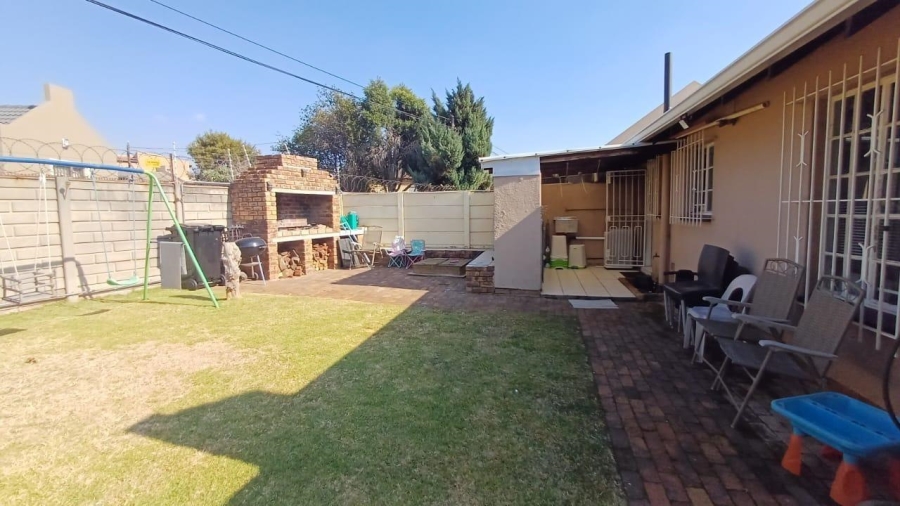 2 Bedroom Property for Sale in Albertsdal Gauteng