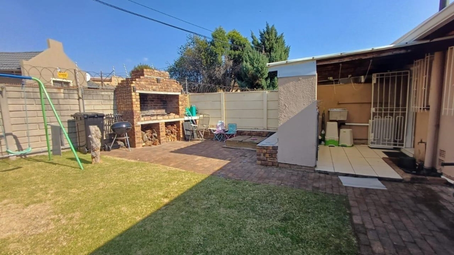 2 Bedroom Property for Sale in Albertsdal Gauteng