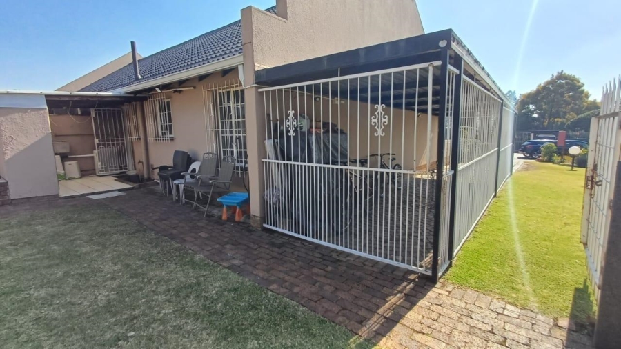 2 Bedroom Property for Sale in Albertsdal Gauteng