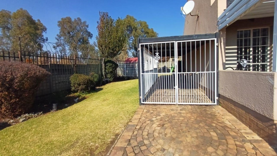 2 Bedroom Property for Sale in Albertsdal Gauteng