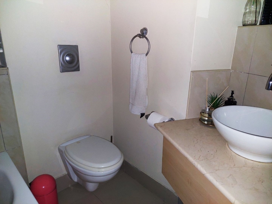 To Let 1 Bedroom Property for Rent in Sandhurst Gauteng