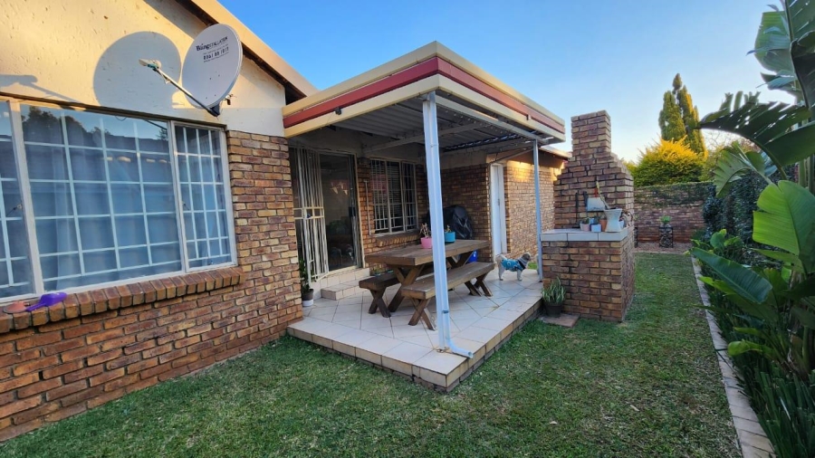 To Let 2 Bedroom Property for Rent in Eldoraigne Gauteng