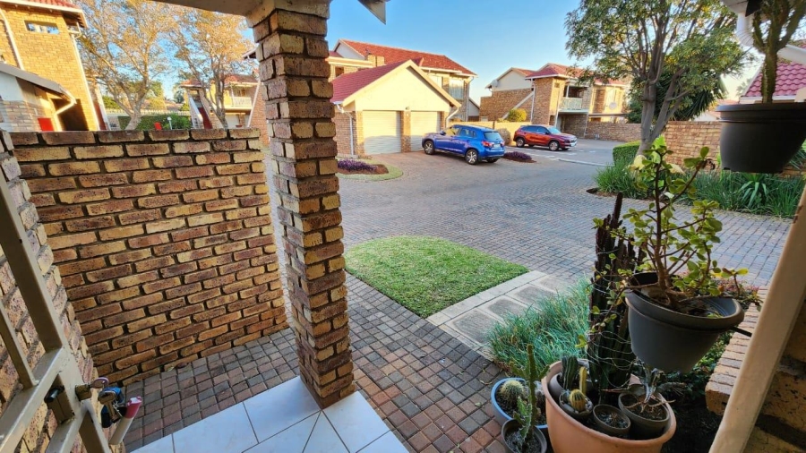 To Let 2 Bedroom Property for Rent in Eldoraigne Gauteng