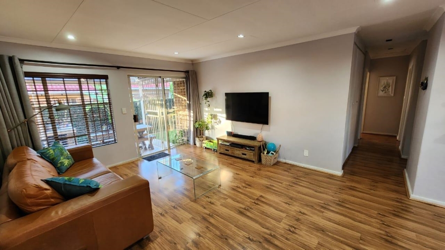 To Let 2 Bedroom Property for Rent in Eldoraigne Gauteng