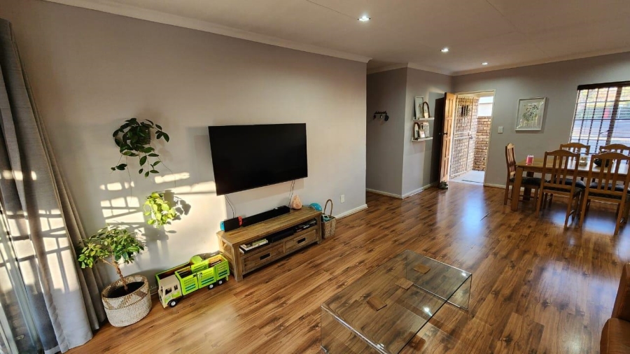 To Let 2 Bedroom Property for Rent in Eldoraigne Gauteng