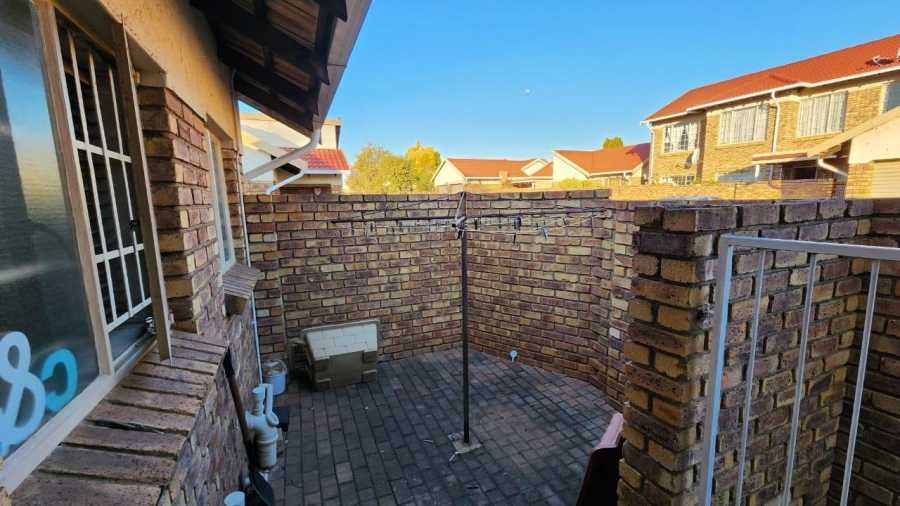 To Let 2 Bedroom Property for Rent in Eldoraigne Gauteng
