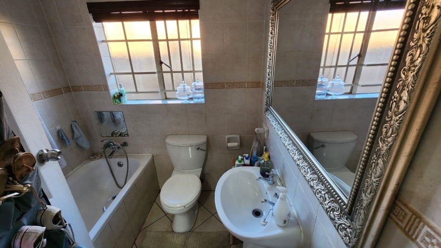 To Let 2 Bedroom Property for Rent in Eldoraigne Gauteng
