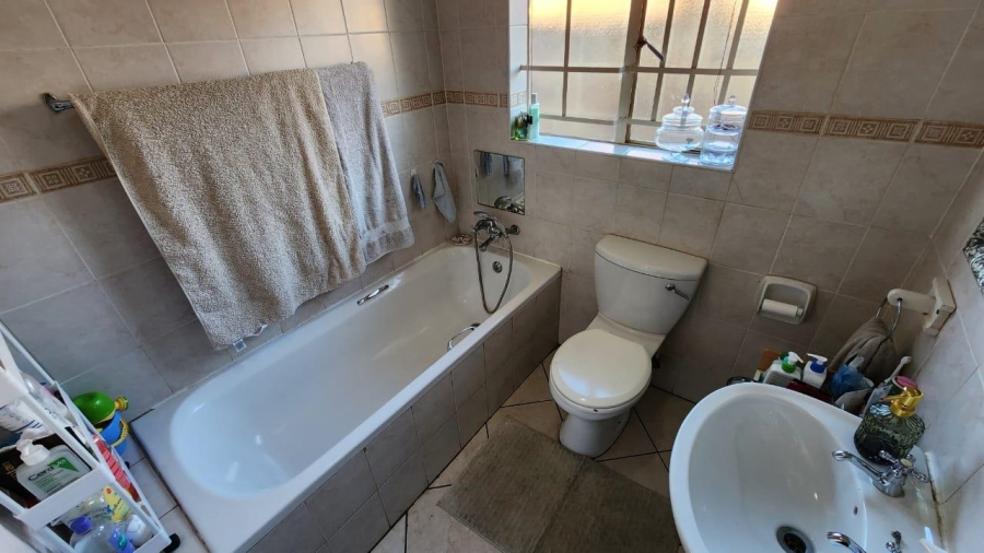 To Let 2 Bedroom Property for Rent in Eldoraigne Gauteng