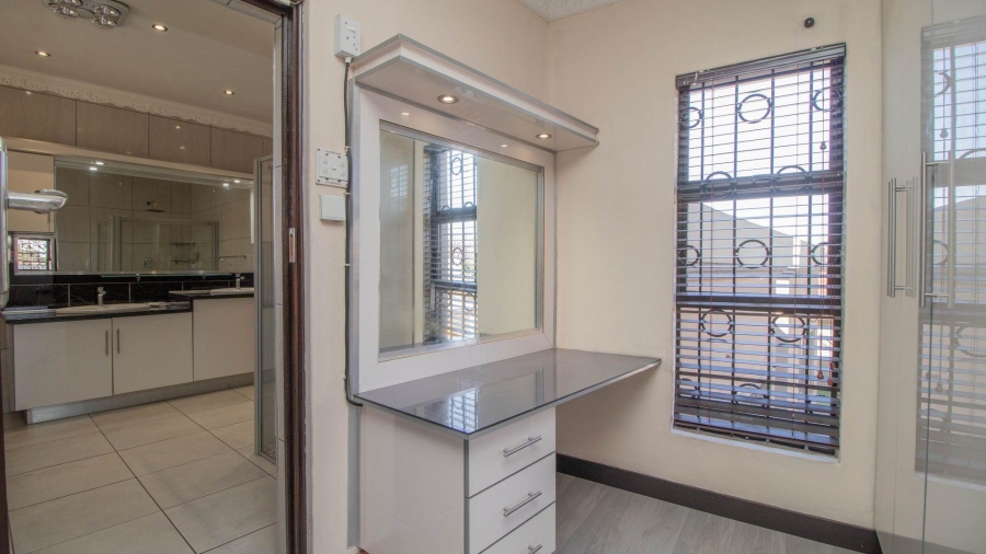 4 Bedroom Property for Sale in Mackenzie Park Gauteng