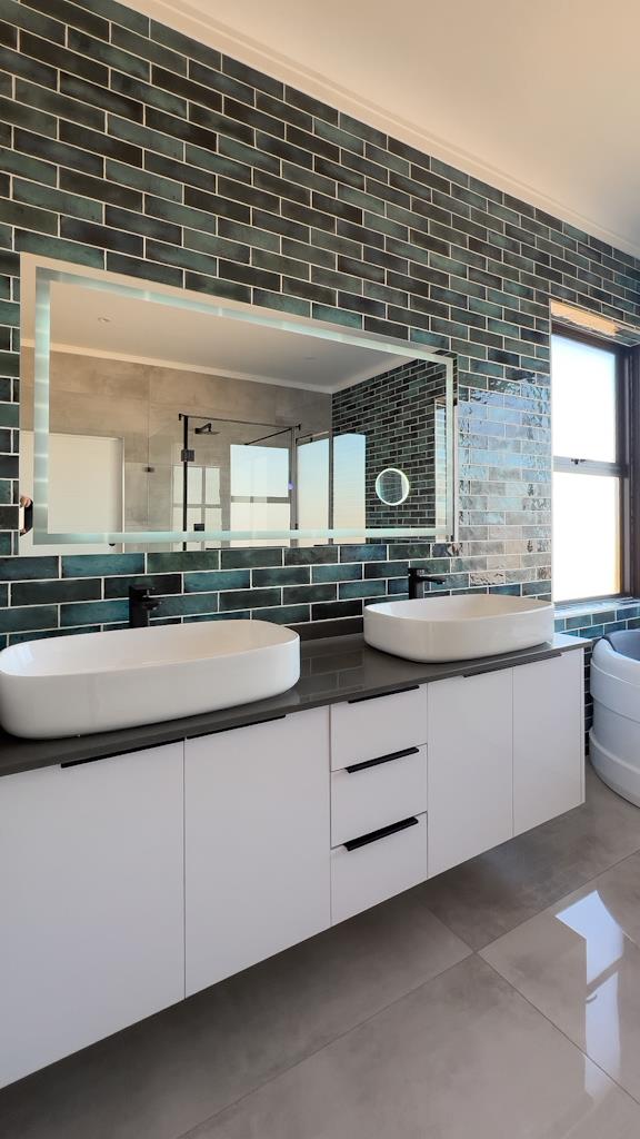 5 Bedroom Property for Sale in Midstream Heights Gauteng