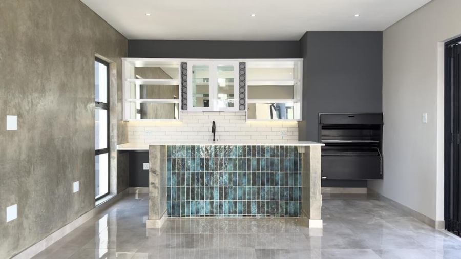 5 Bedroom Property for Sale in Midstream Heights Gauteng