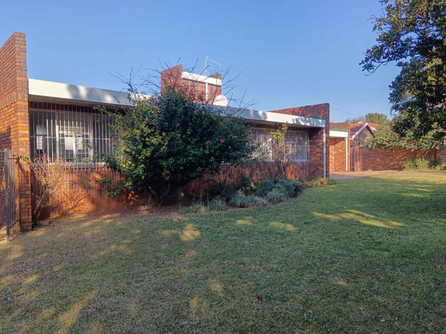 To Let 4 Bedroom Property for Rent in Garsfontein Gauteng