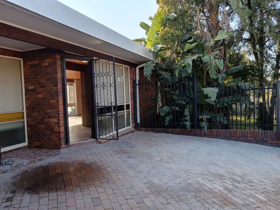 To Let 4 Bedroom Property for Rent in Garsfontein Gauteng
