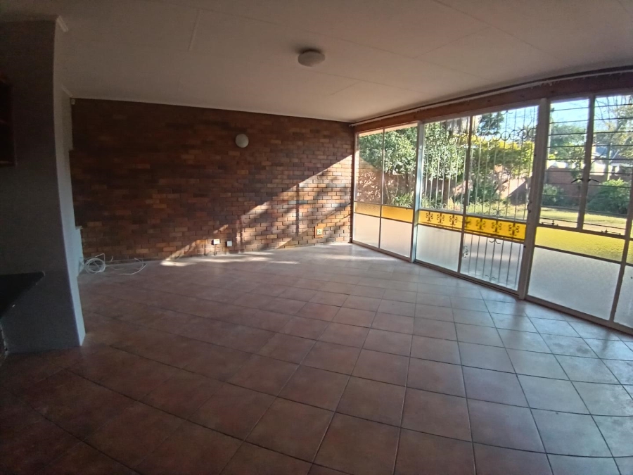 To Let 4 Bedroom Property for Rent in Garsfontein Gauteng