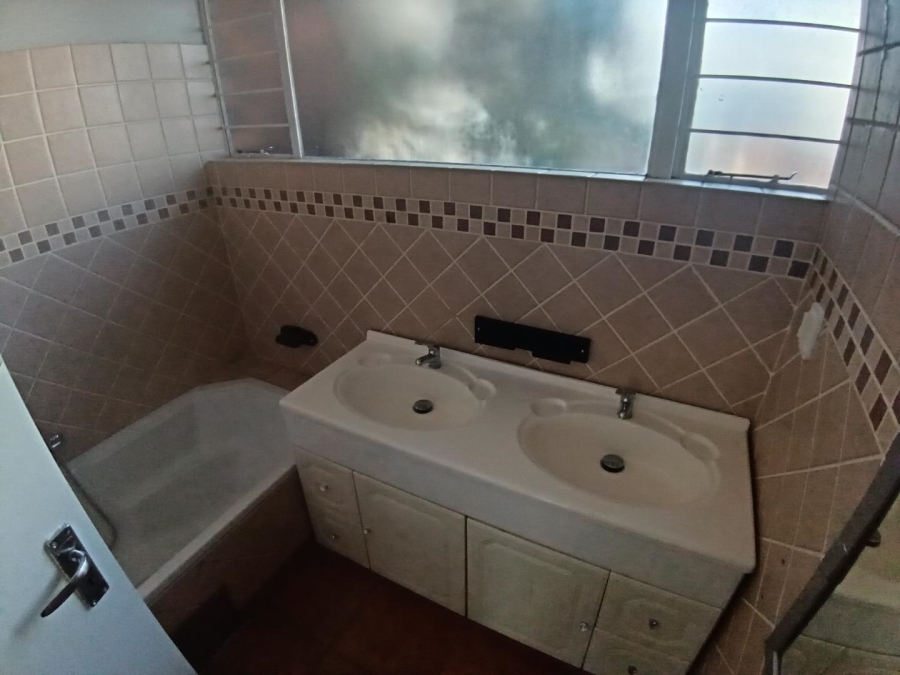 To Let 4 Bedroom Property for Rent in Garsfontein Gauteng