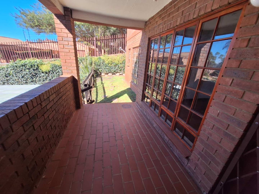 To Let 2 Bedroom Property for Rent in Constantia Kloof Gauteng