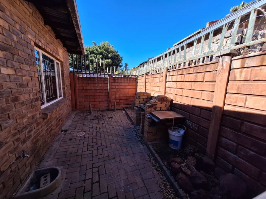 To Let 3 Bedroom Property for Rent in Florida Gauteng