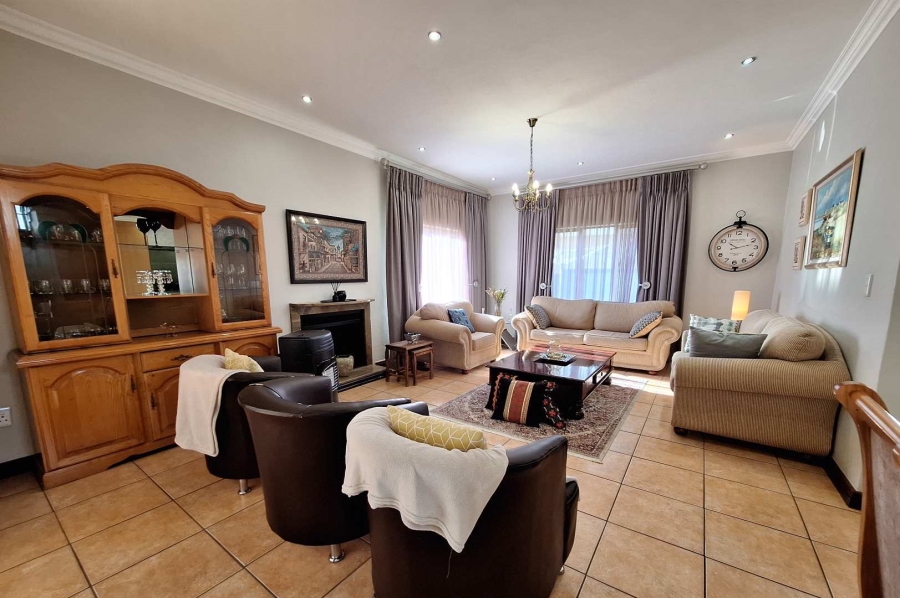 To Let 4 Bedroom Property for Rent in Silver Lakes Gauteng