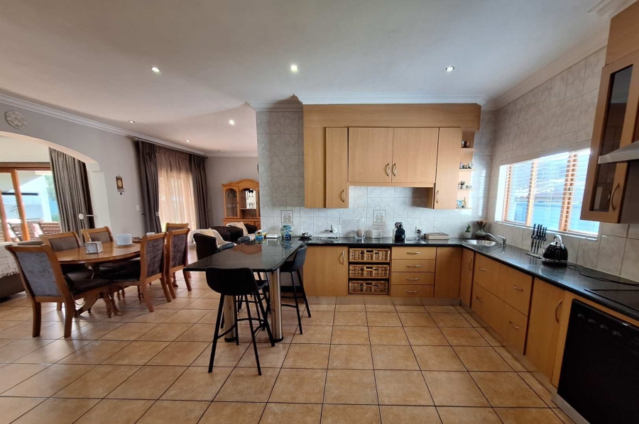To Let 4 Bedroom Property for Rent in Silver Lakes Gauteng