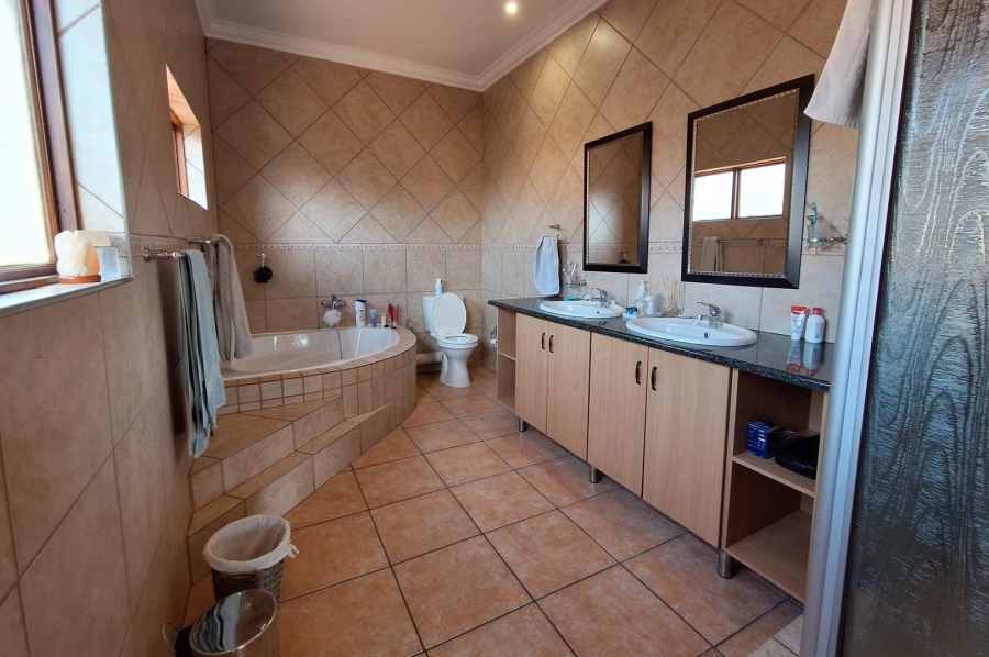 To Let 4 Bedroom Property for Rent in Silver Lakes Gauteng