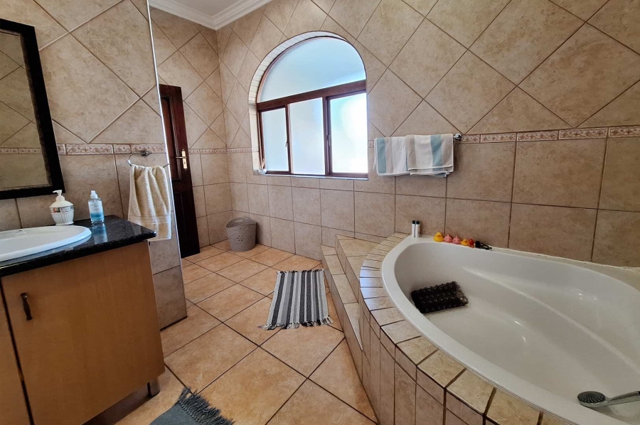 To Let 4 Bedroom Property for Rent in Silver Lakes Gauteng