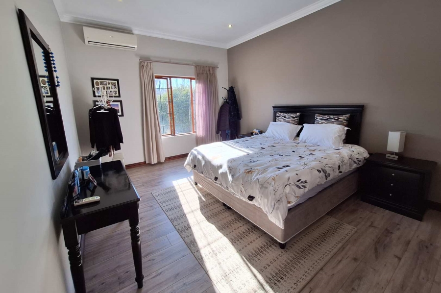 To Let 4 Bedroom Property for Rent in Silver Lakes Gauteng