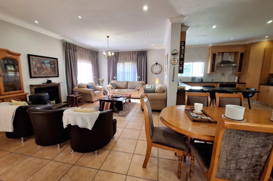 To Let 4 Bedroom Property for Rent in Silver Lakes Gauteng