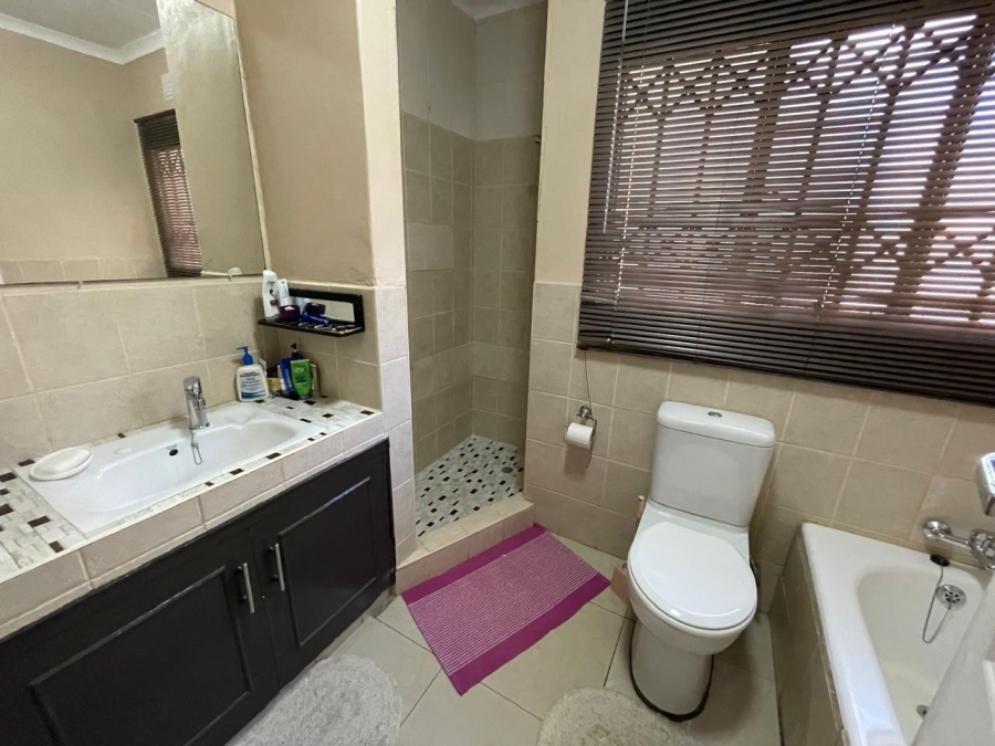 To Let 3 Bedroom Property for Rent in Weltevreden Park Gauteng