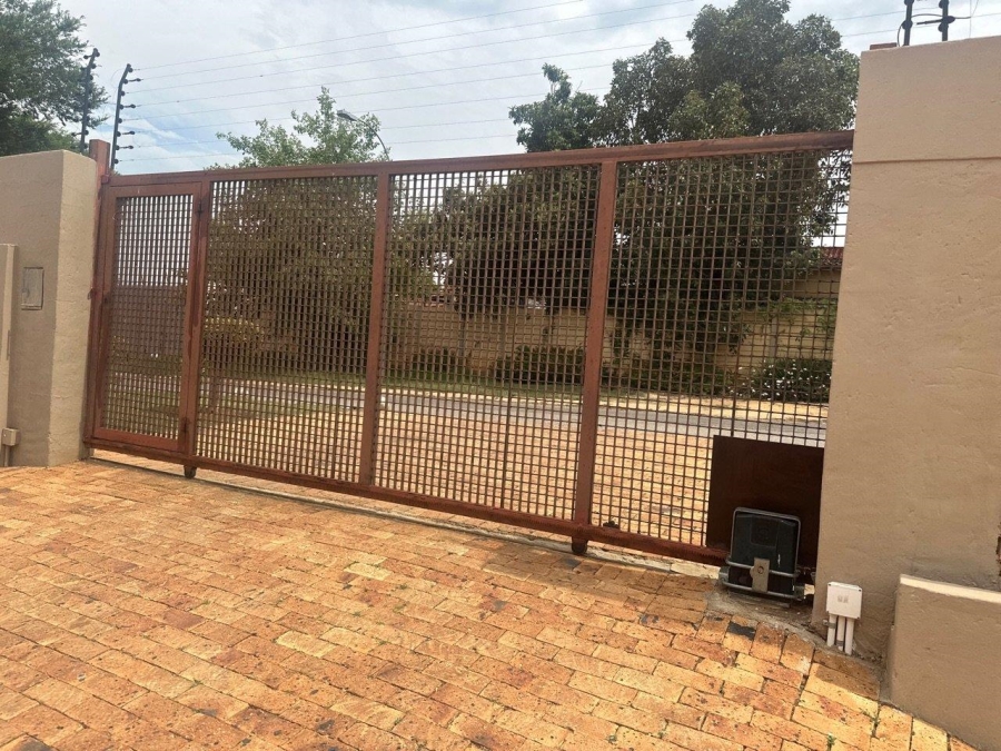 To Let 3 Bedroom Property for Rent in Weltevreden Park Gauteng