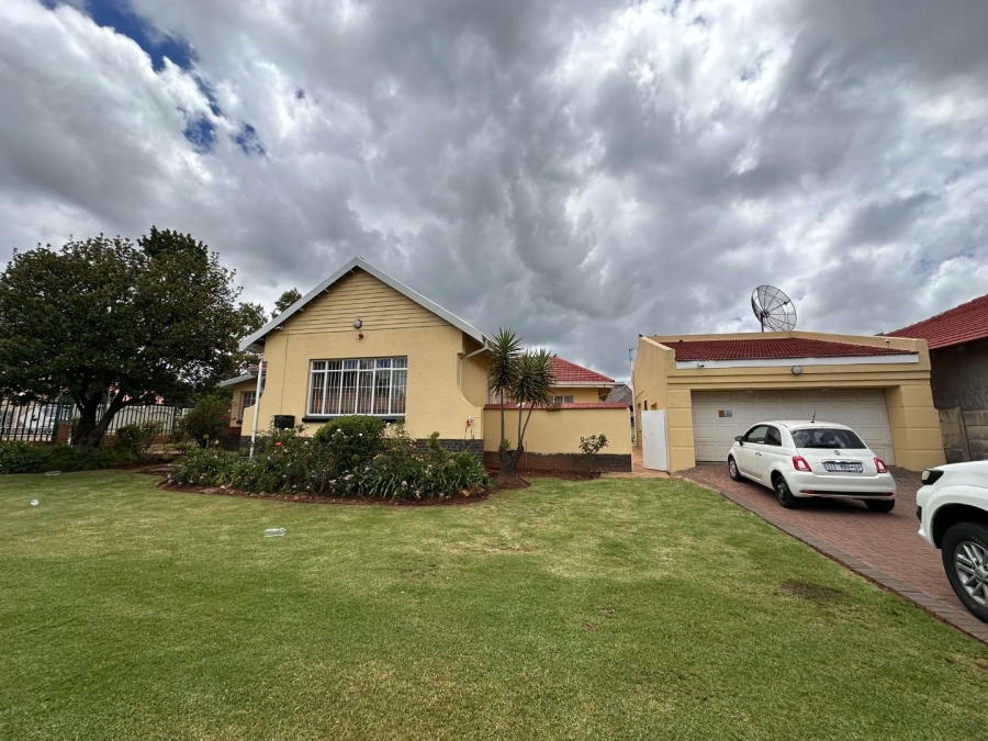 To Let 3 Bedroom Property for Rent in Florida Gauteng