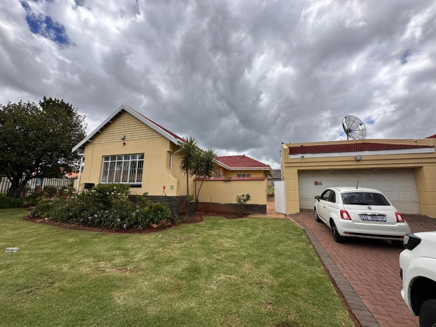To Let 3 Bedroom Property for Rent in Florida Gauteng