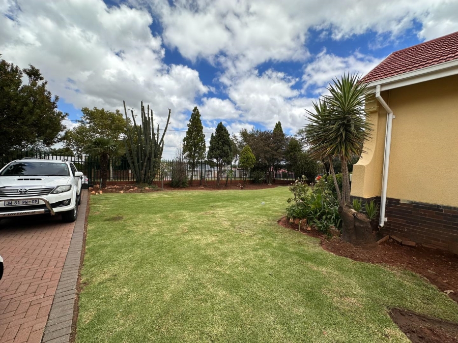 To Let 3 Bedroom Property for Rent in Florida Gauteng
