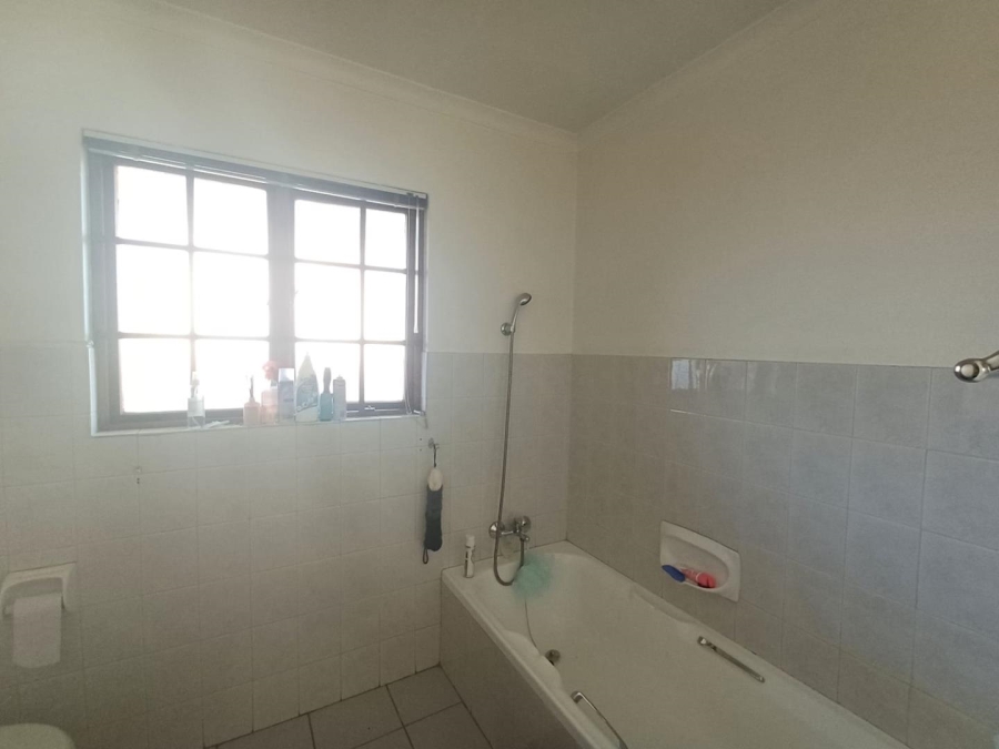 To Let 3 Bedroom Property for Rent in Bromhof Gauteng