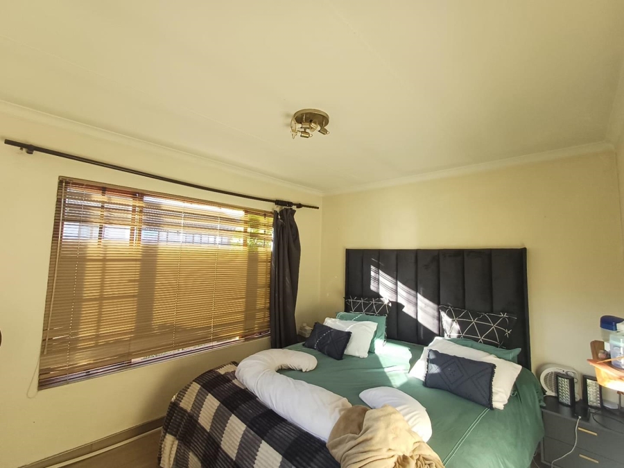 To Let 3 Bedroom Property for Rent in Bromhof Gauteng