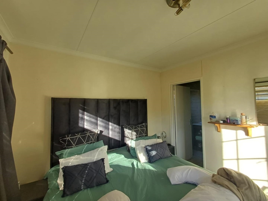 To Let 3 Bedroom Property for Rent in Bromhof Gauteng