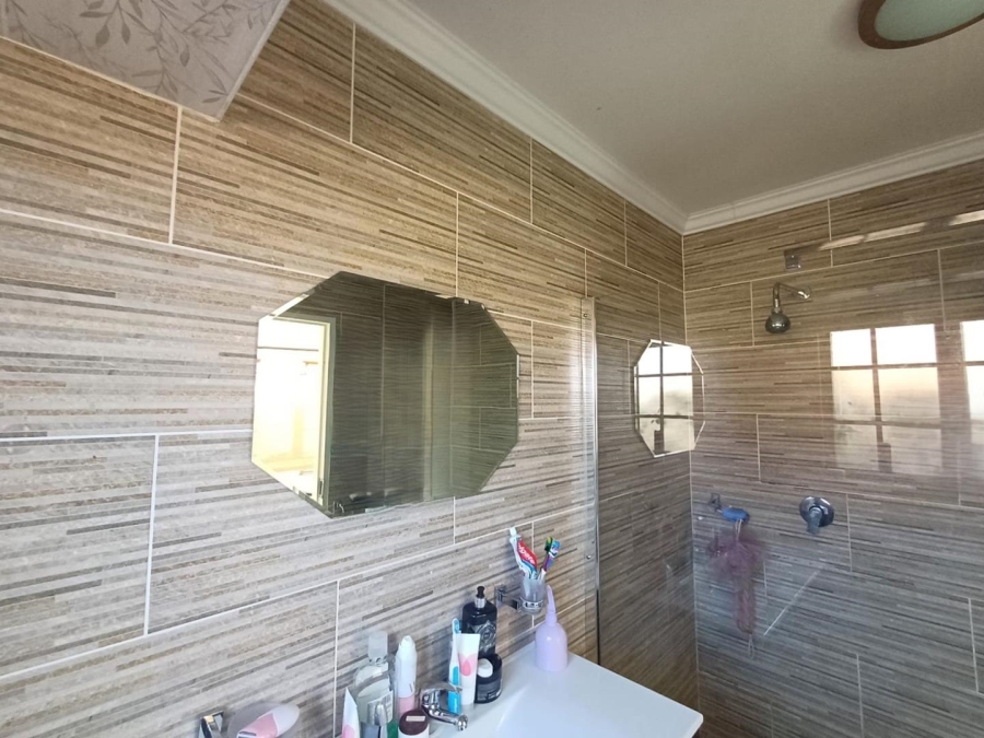 To Let 3 Bedroom Property for Rent in Bromhof Gauteng