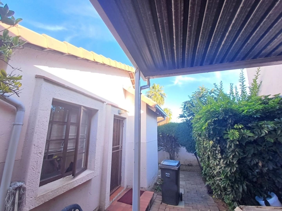 To Let 3 Bedroom Property for Rent in Bromhof Gauteng