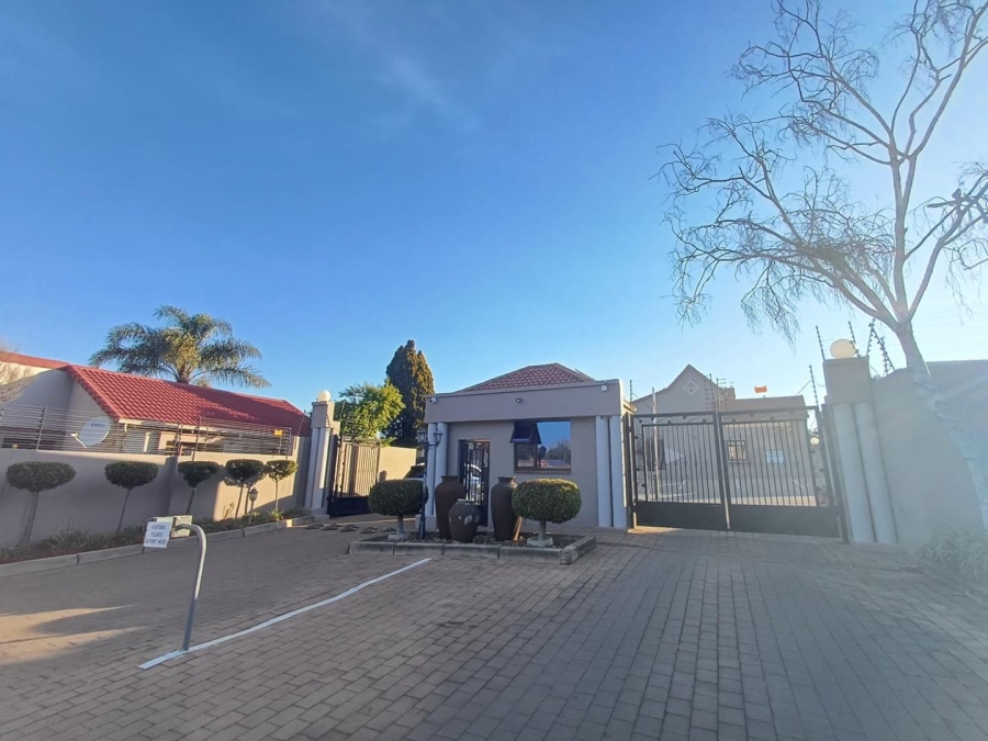 To Let 3 Bedroom Property for Rent in Bromhof Gauteng