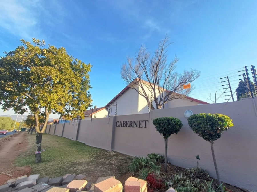To Let 3 Bedroom Property for Rent in Bromhof Gauteng