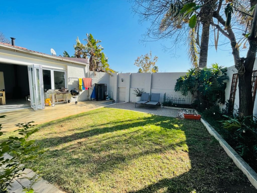 To Let 2 Bedroom Property for Rent in Sandhurst Gauteng