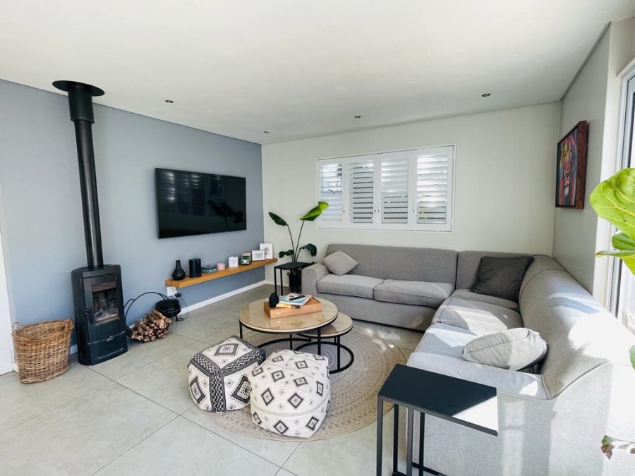 To Let 2 Bedroom Property for Rent in Sandhurst Gauteng