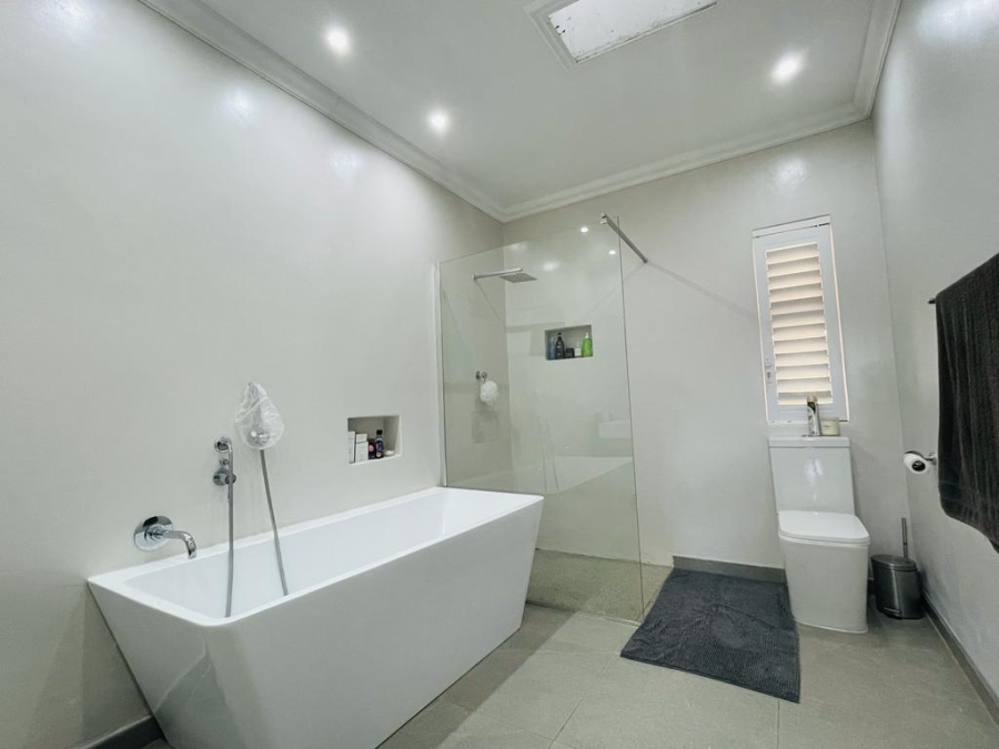 To Let 2 Bedroom Property for Rent in Sandhurst Gauteng