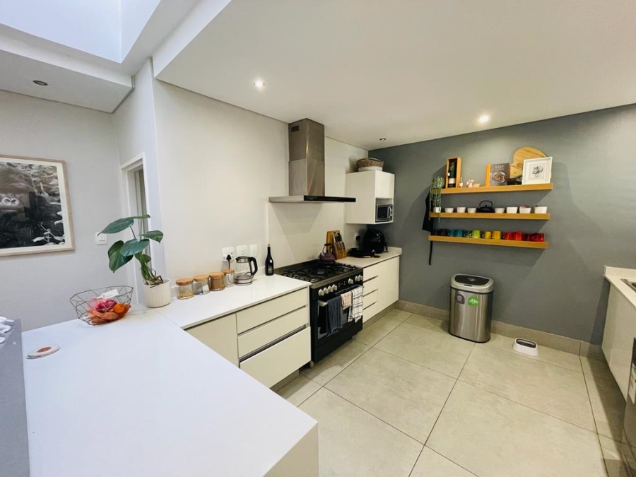To Let 2 Bedroom Property for Rent in Sandhurst Gauteng