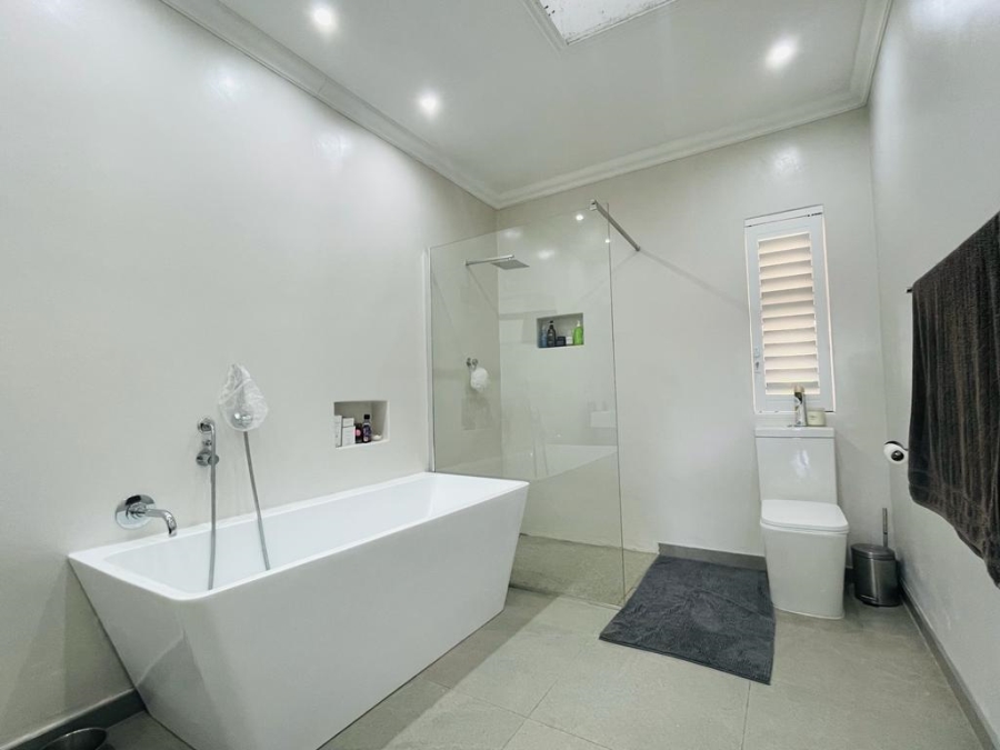 To Let 2 Bedroom Property for Rent in Sandhurst Gauteng